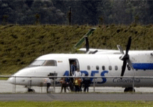 Угнанный самолет приземлился в Боготе. Фото АР