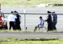 Богота. Угонщика в инвалидной коляске вывозят из самолета. Фото АР
