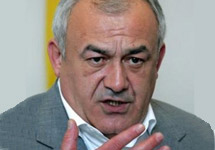 Теймураз Мамсуров на пресс-конференции во Владикавказе. Фото АР