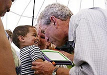 Джордж Буш встречается с пострадавшими от урагана 'Катрина'. Фото с сайта YahooNews