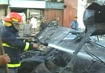 На месте взрыва автомобиля в Багдаде, 14 сентября 2005 года. Фото АР