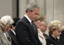 Джордж и  Лора Буш на траурной церемонии по жертвам урагана ''Катрина''. Фото пресс-службы Белого дома