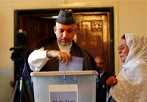 Хамид Карзай голосует на выборах. Фото АР