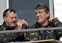 Министр обороны Украины Анатолий Гриценко и Виктор Ющенко на учениях под Житомиром. Фото АР
