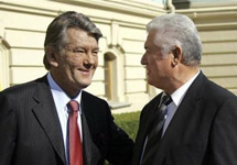 Президенты Украины и Молдовы Виктор Ющенко и Владимир Воронин во время встречи в Киеве. Фото АР