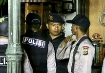 Индонезийская полиция на месте одного из терактов. Фото АР