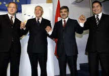 После завершения переговоров между представителями ЕС и Турции. Фото АР