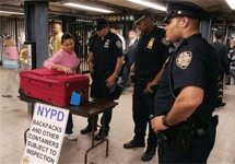 Метро Нью-Йорка. Полиция досматривает багаж пассажиров. Фото АР