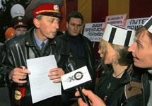 Изъятие водки "Путинка" неизвестным майором милиции. Фото Д.Борко/Грани.Ру