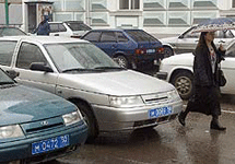 Машины с милицейскими номерами. Фото с сайта Компромат.Ру
