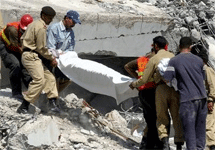 Землетрясение в Пакистане. Из-под завалов извлекают мертвые тела. Фото  АР