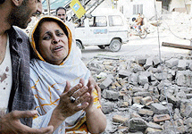 Кашмир. Женщина оплакивает дочь, погибшую под развалинами школы. Фото с сайта yahoo.com
