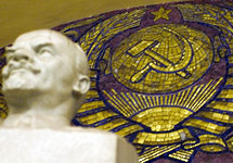 Ленин и герб СССР в московском метро. Фото Граней.Ру