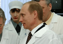 Владимир Путин в белом халате. Фото с официального сайта президента