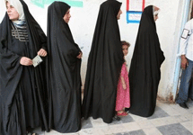 Багдадские женщине в очереди к избирательной урне. Фото АР