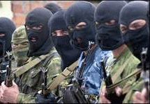 Люди в масках. Фото с сайта www.communist.ru