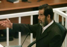 Саддам Хусейн на заседании суда. Фото АР