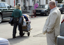 Бомж и бизнесмен. Фото Д.Борко/Грани.Ру
