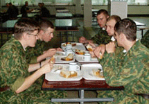 В солдатской столовой. Фото с сайта www.radiorus.ru