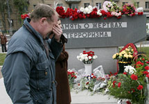 Родственники погибших у памятника на Дубровке. Фото Д.Борко/Грани.ру