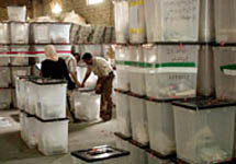 Ирак. Подсчет голосов на референдуме по конституции. Фото с сайта ВВС