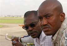 Родственники пассажиров нигерийского ''Боинга'' ждут новостей. Фото АР
