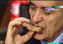 Геннадий Онищенко демонстративно ест куриный шашлык. Кадр НТВ