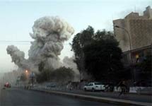 Взрыв отеля Palestine в Багдаде. Фото АР