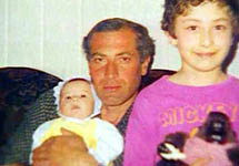 Виталий Калоев со своими детьми. Кадр НТВ