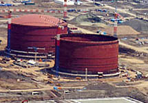 Завод сжиженного природного газа, строящийся в рамках проекта Сахалин-2 на берегу Анивского залива. Фото с сайта www.greenpeace.org