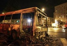 Сгоревший автобус в пригороде Парижа. Фото АР