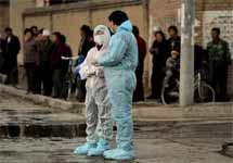 Сотрудники Минздрава КНР на закрытой из-за птичьего гриппа  ферме. Фото АР
