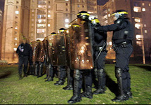 Полиция в пригороде Парижа. Фото с сайта YahooNews