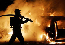 Пожарные тушат горящий автомобиль. Фото АР