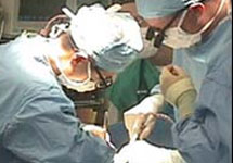 Операция по трансплантации. Фото с сайта www.medicus.ru