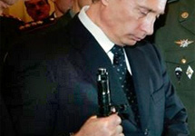 Владимир Путин с автоматом Калашникова на выставке вооружения в министерстве обороны. Фото АР