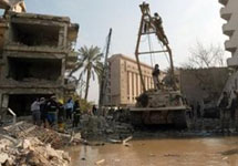 На месте взрыва у отеля Хамра в Багдаде 18.11.2005. Фото АР