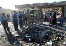 На месте взрыва у больнцы в иракском городе Махмудия. 23.11.2005. Фото АР