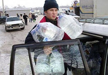 Жители Хабаровска закупают в магазинах питьевую воду. Фото АР