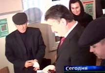 Президент Чечни Алу Алханов голосует на выборах. Кадр НТВ