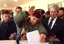 Рамзан Кадыров голосует на выборах в парламент Чечни. Кадр телеканала ''Россия''