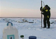 Эколог берет пробы воды из Амура недалеко от Хабаровска. Фото АР