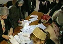 Подсчет голосов на парламентских выборах в Чечне. Кадр ''Вестей'' с сайта www.newsru.com