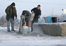 Люди запасаются питьевой водой из колонок в Хабаровске. Фото АР