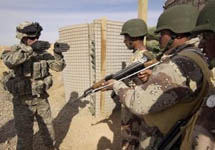 Американский офицер обучает иракских военных. Фото с сайта YahooNews