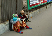 Женщина с детьми просит милостыню в Москве. Фото Граней.Ру