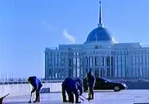 Казахстан, Астана, рабочие скалывают лед перед президентским дворцом. Кадр НТВ