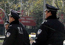 Китайские полицейские. Фото с сайта YahooNews