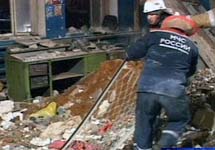 Спасатели разбирают завалы в обрушившемся здании московской колонии. Кадр НТВ