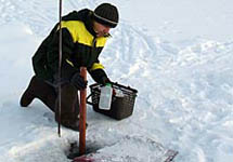 Специалист берет пробу воды из Амура. Фото с сайта РИА 'Новости'